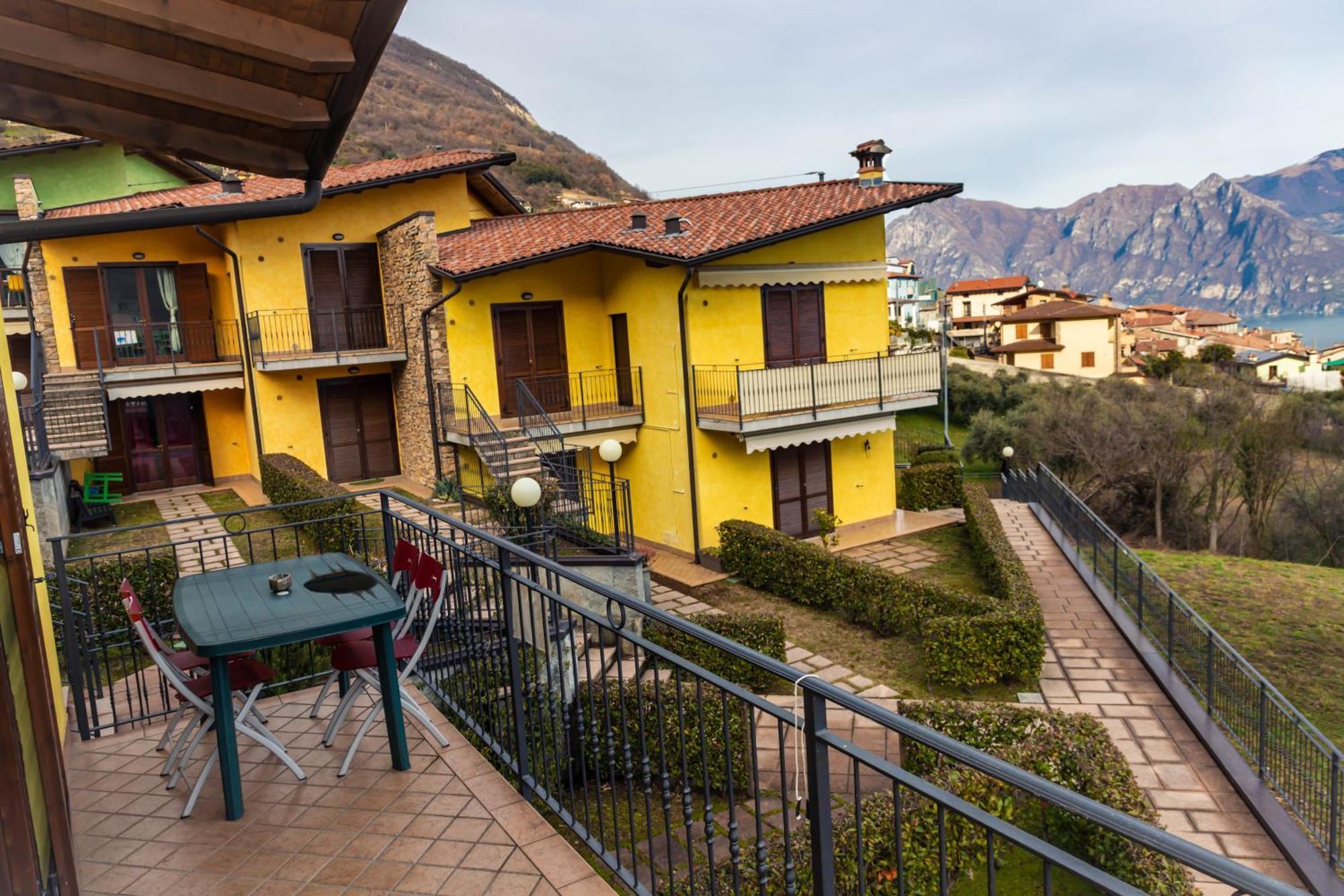 Residenza Coccinelle Vista Lago D'Iseo Tavernola Bergamasca Exteriör bild