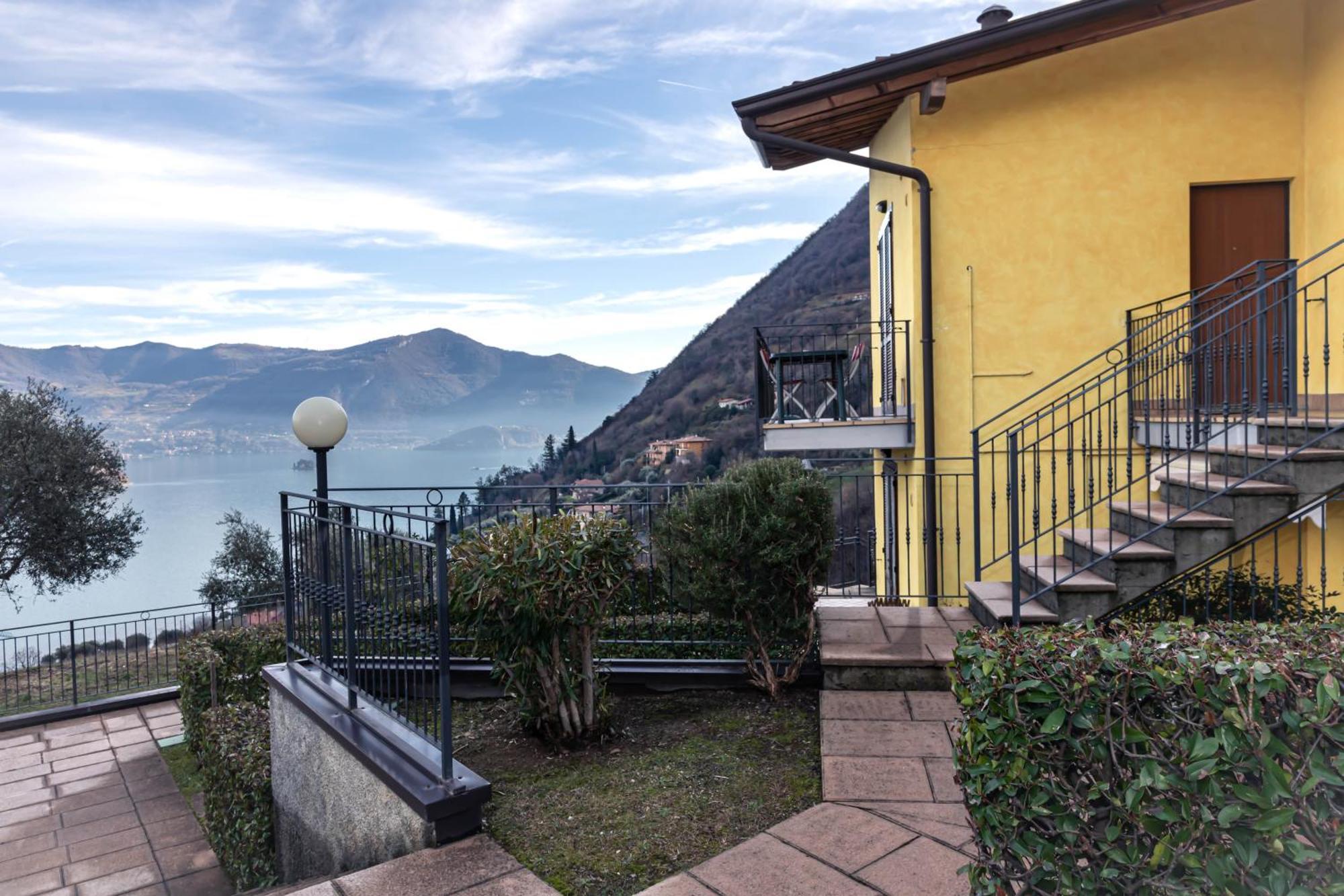 Residenza Coccinelle Vista Lago D'Iseo Tavernola Bergamasca Exteriör bild