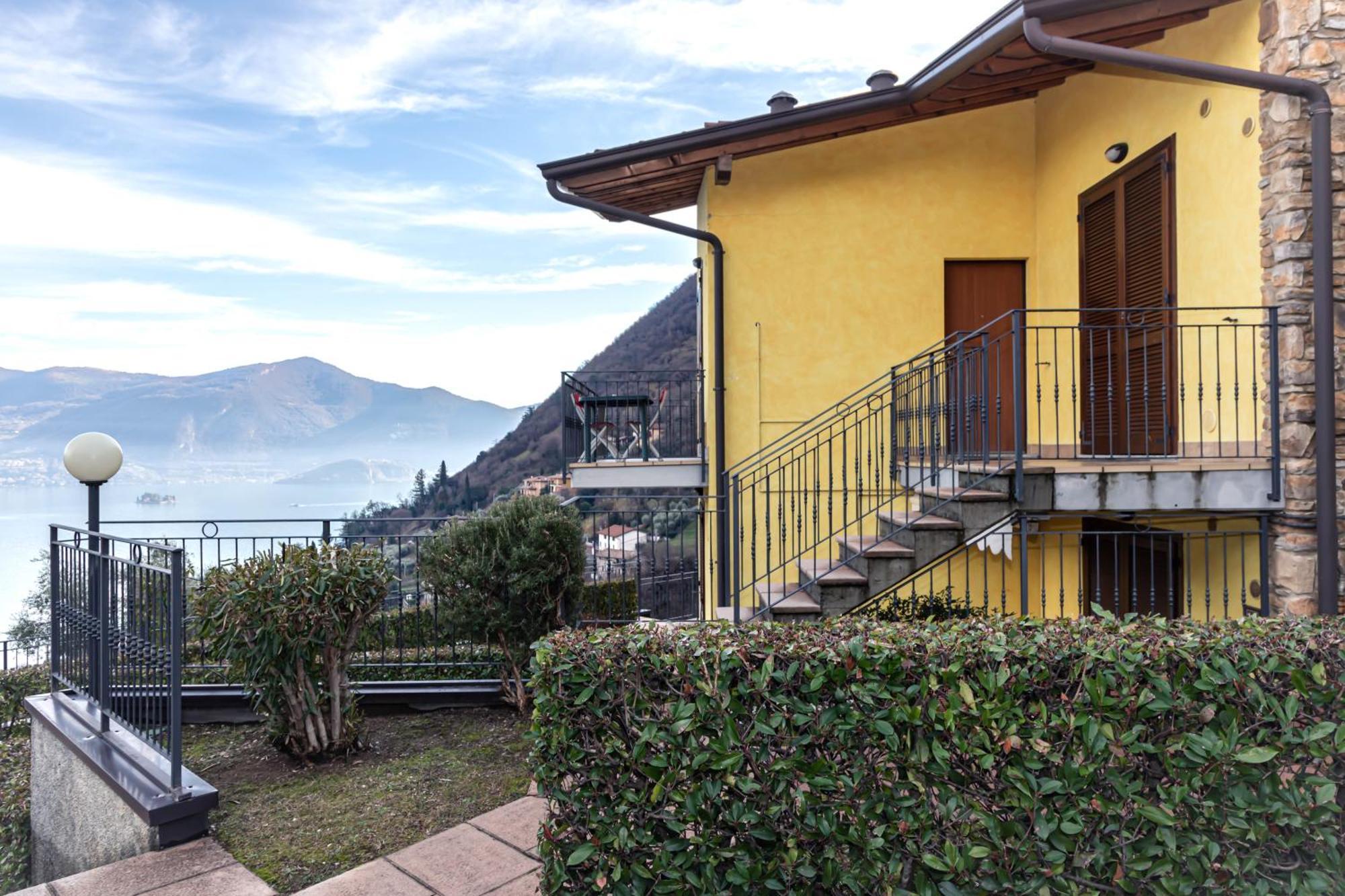 Residenza Coccinelle Vista Lago D'Iseo Tavernola Bergamasca Exteriör bild