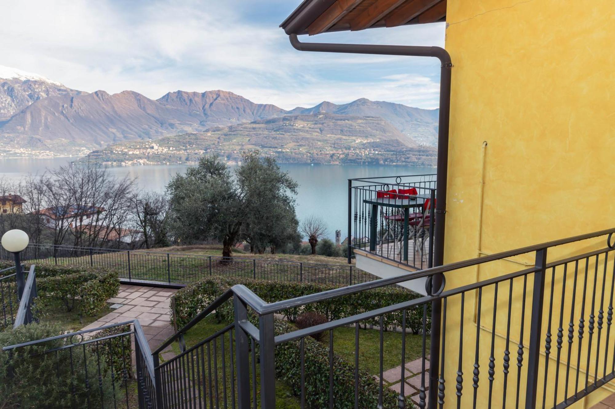 Residenza Coccinelle Vista Lago D'Iseo Tavernola Bergamasca Exteriör bild