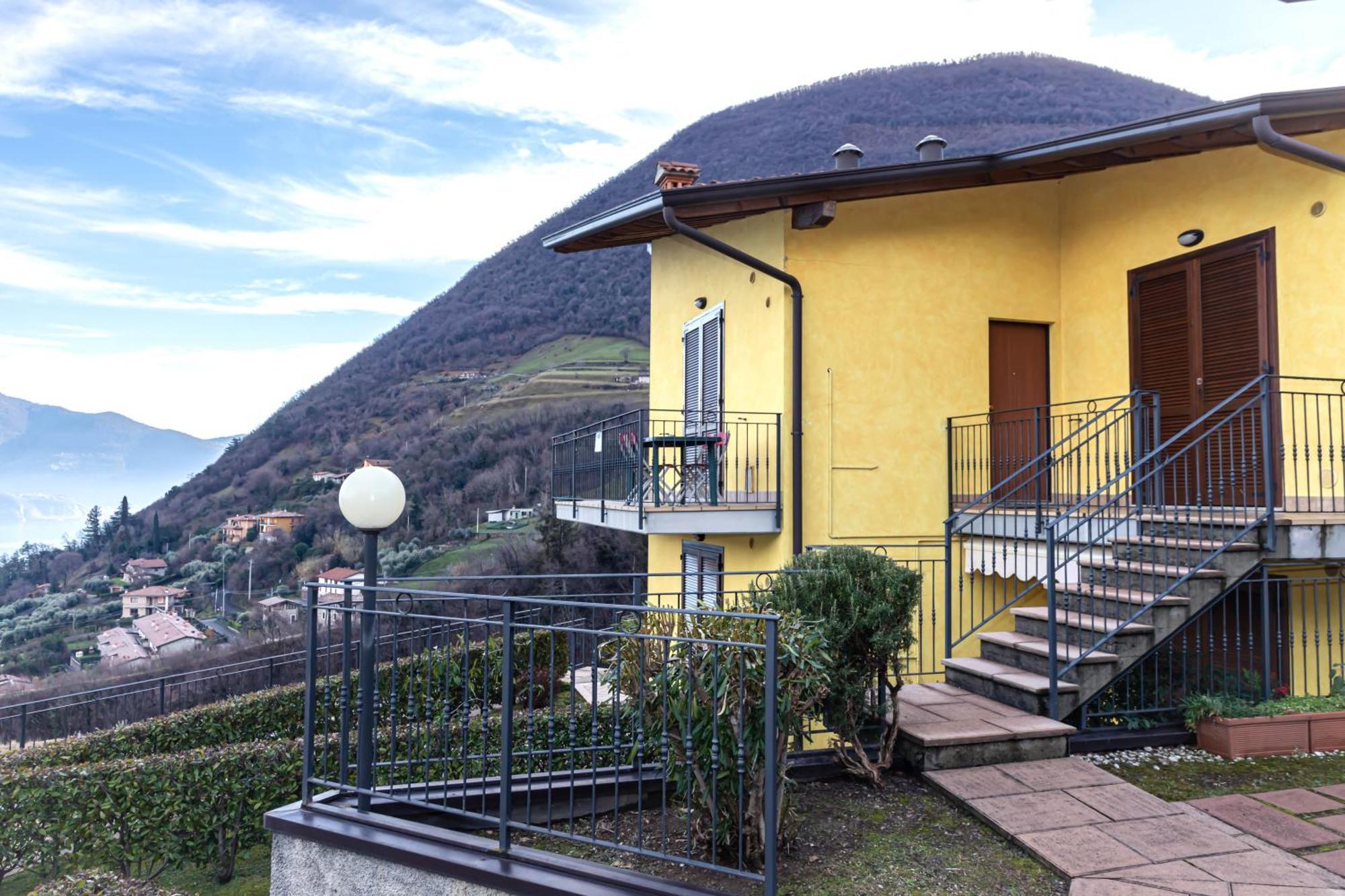 Residenza Coccinelle Vista Lago D'Iseo Tavernola Bergamasca Exteriör bild