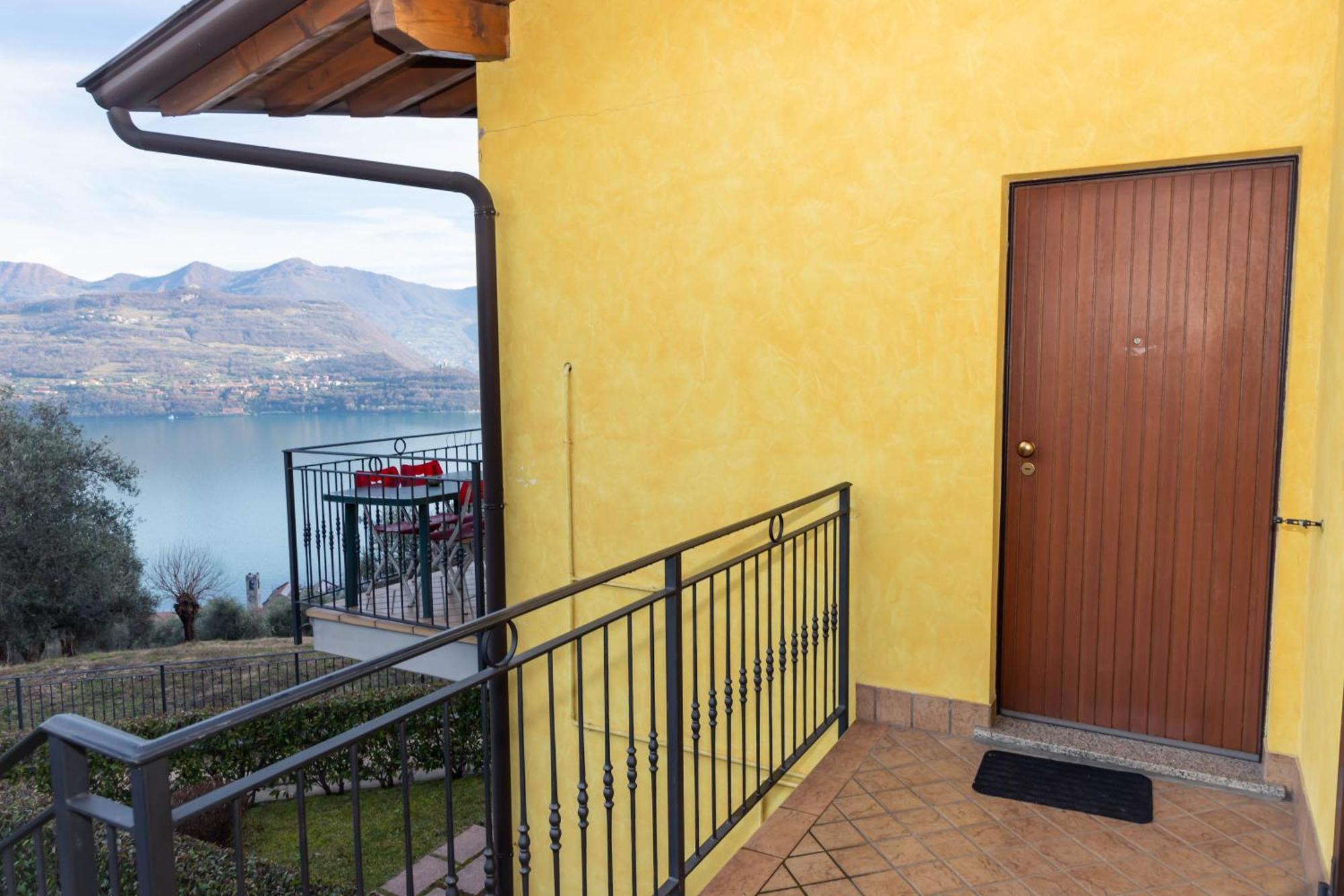 Residenza Coccinelle Vista Lago D'Iseo Tavernola Bergamasca Exteriör bild